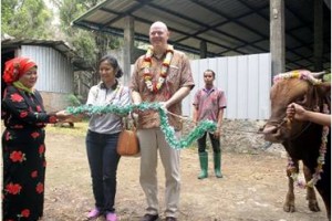 perwakilan PT Cargill Indonesia saat menyerahkan sapi potong untuk program penggemukan.